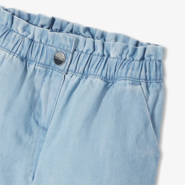 女寶寶輕盈牛仔短褲